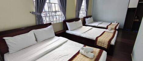 Dormitorio compartido familiar, vistas a la ciudad | Cortinas opacas y sistema de insonorización