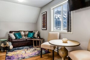 TV - Cozy getaway for exploring Canmore & Banff! (Canmore)
