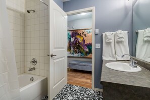 Hair dryer, towels, soap, shampoo - Cozy getaway for exploring Canmore & Banff! (Canmore)