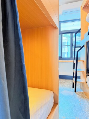 Cortinas blackout, wifi gratis y ropa de cama 