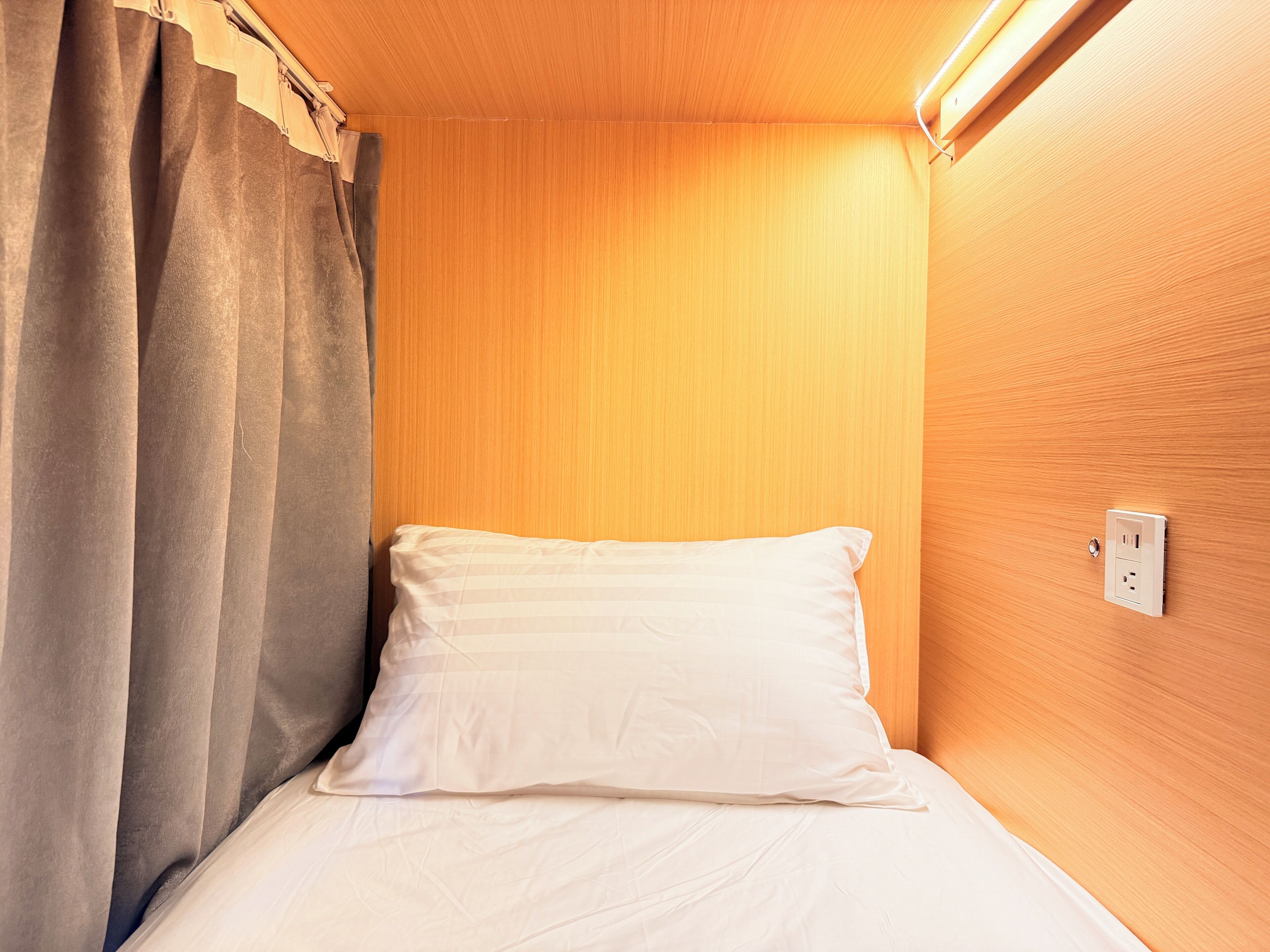 Dormitorio compartido básico, dormitorio mixto | Cortinas blackout, wifi gratis y ropa de cama 