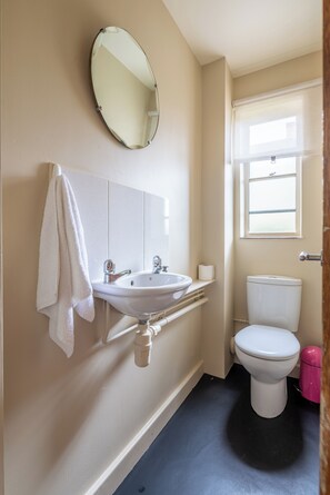 Bathroom - Peaceful two-bedroom apartment beside the River Cam and Colleges (Cambridge)