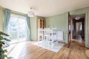 Dining - Peaceful two-bedroom apartment beside the River Cam and Colleges (Cambridge)