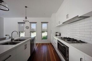 Private kitchen - Beautiful Newly Built Townhouse 5min Walk to Beach (Capel Sound)