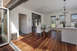 Dining - Beautiful Newly Built Townhouse 5min Walk to Beach (Capel Sound)