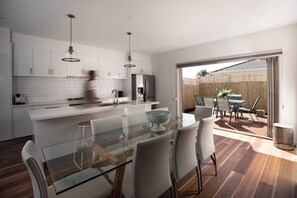 Private kitchen - Beautiful Newly Built Townhouse 5min Walk to Beach (Capel Sound)