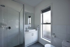 Shower, hair dryer, towels, shampoo - Luxury Pet-Friendly 4BR Home, Walk to Beach (Capel Sound)