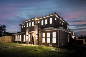 Exterior - Beautiful Newly Built Townhouse 5min Walk to Beach (Capel Sound)