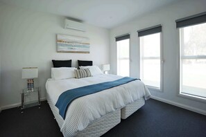 4 bedrooms, iron/ironing board, WiFi, bed sheets - Luxury Pet-Friendly 4BR Home, Walk to Beach (Capel Sound)