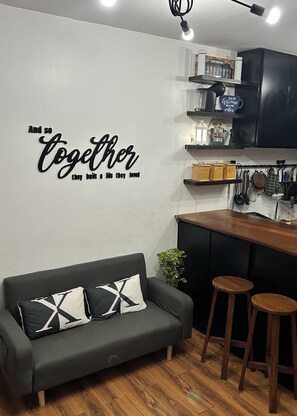 Interior - Cozy 1-Bedroom Townhouse with AC, Kitchen & Pool Access Near Malls in Dasmarinas (Dasmariñas City)