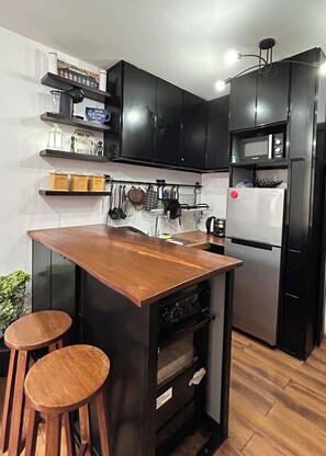 Private kitchen - Cozy 1-Bedroom Townhouse with AC, Kitchen & Pool Access Near Malls in Dasmarinas (Dasmariñas City)