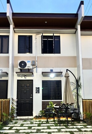 Exterior - Cozy 1-Bedroom Townhouse with AC, Kitchen & Pool Access Near Malls in Dasmarinas (Dasmariñas City)