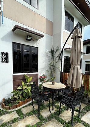 Outdoor dining - Cozy 1-Bedroom Townhouse with AC, Kitchen & Pool Access Near Malls in Dasmarinas (Dasmariñas City)