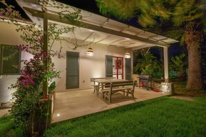 Outdoor dining - Villa Elle with private pool surrounded by greenery in Lacona (Capoliveri)
