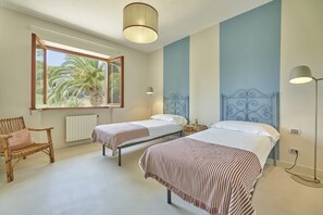 Desk, WiFi - Villa Elle with private pool surrounded by greenery in Lacona (Capoliveri)