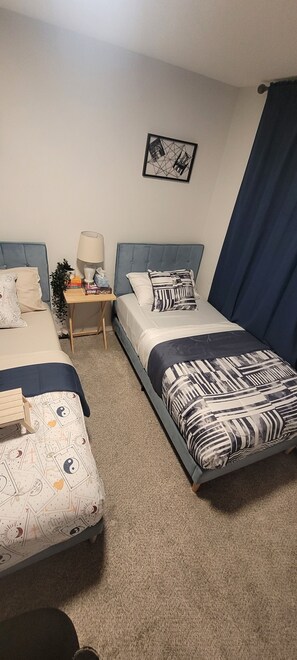 3 عدّة غرف نوم ومكواة/لوح كي وواي فاي وملاءات أسرّة