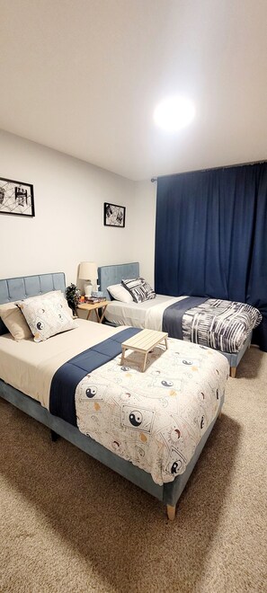 3 عدّة غرف نوم ومكواة/لوح كي وواي فاي وملاءات أسرّة