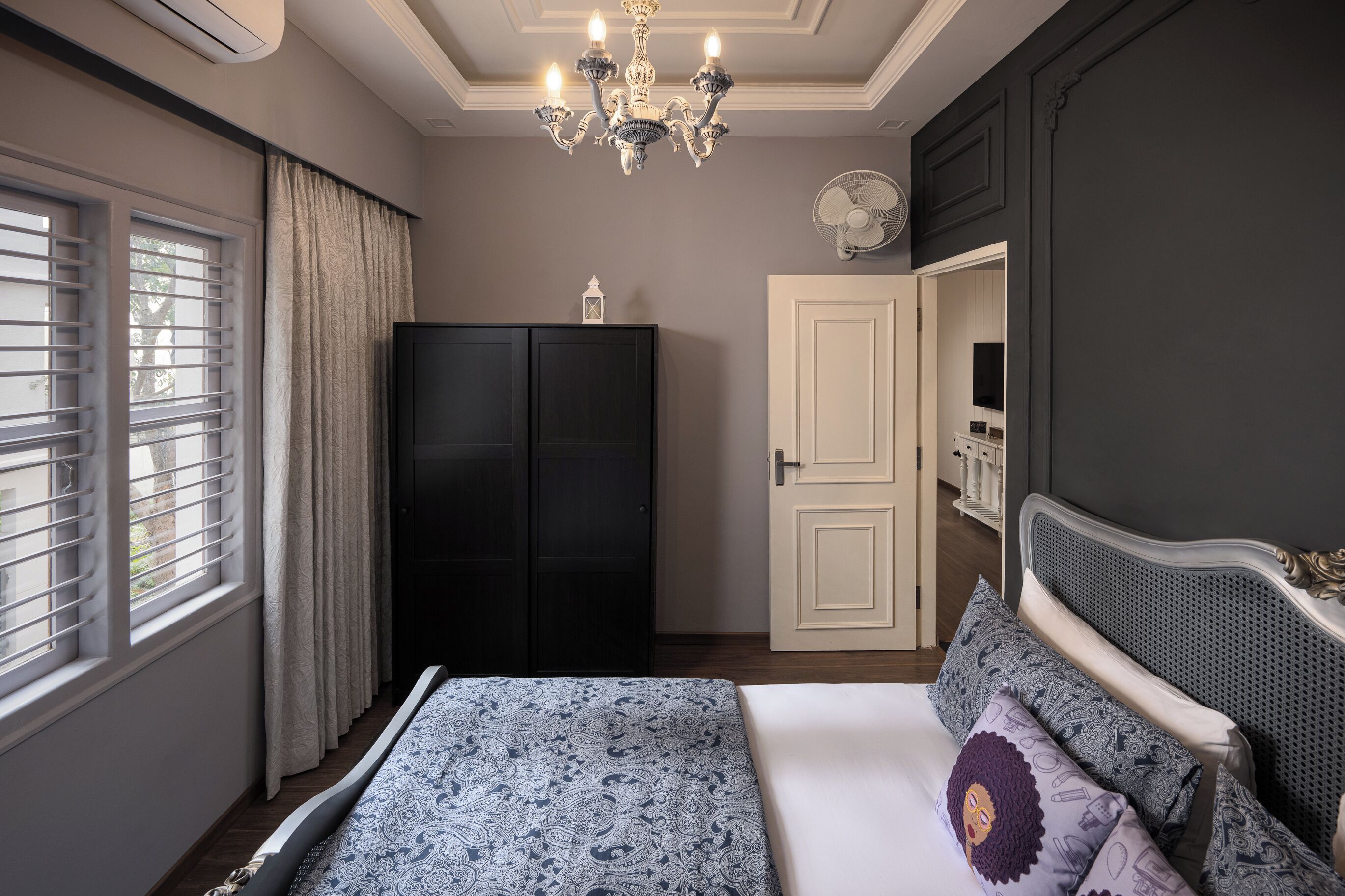 Victorian Style APT w/Balc 103 | Laptop workspace, iron/ironing board, free WiFi