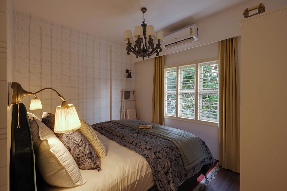 Laptop workspace, iron/ironing board, free WiFi