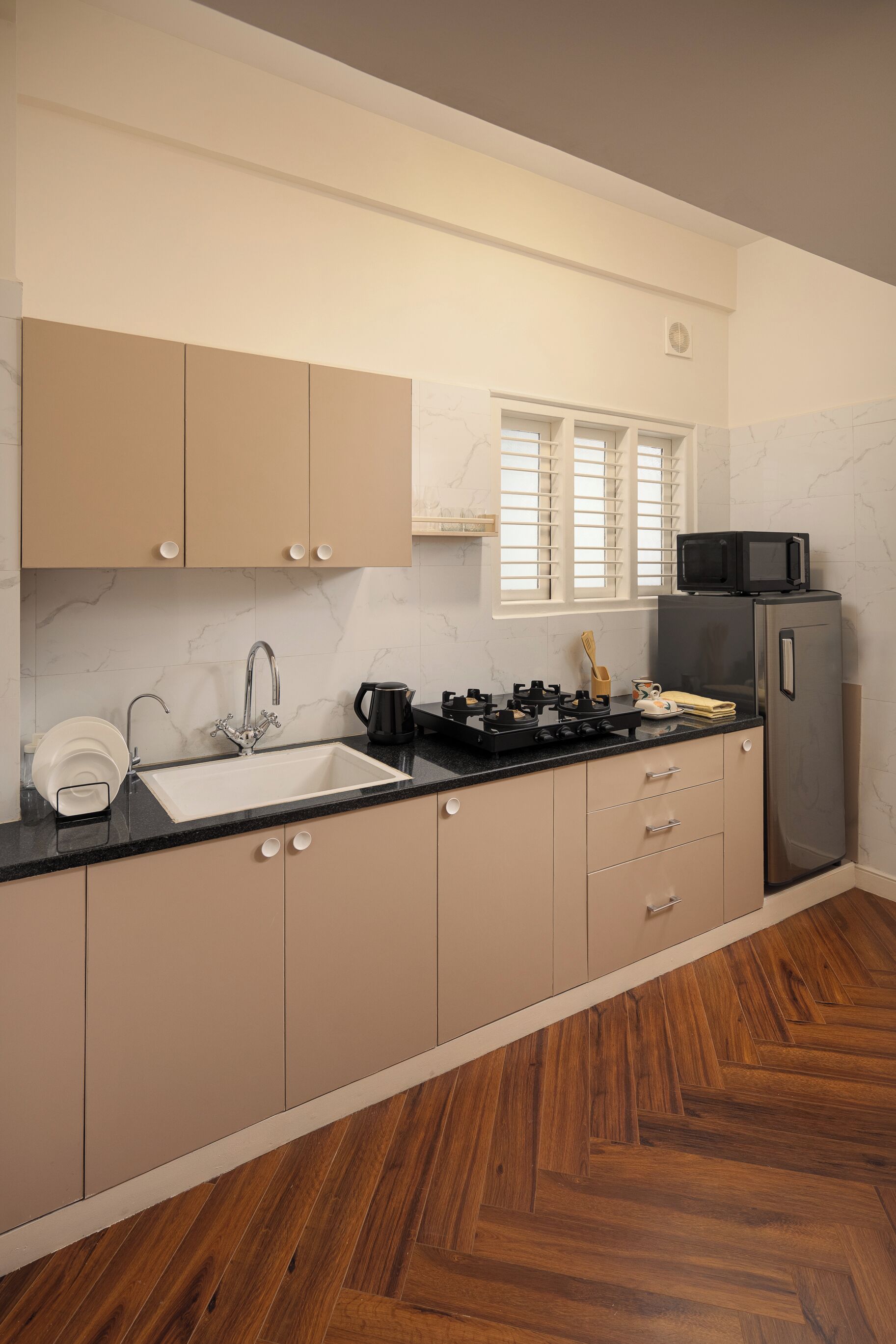 大型冷蔵庫、電子レンジ、コンロ、調理器具と食器