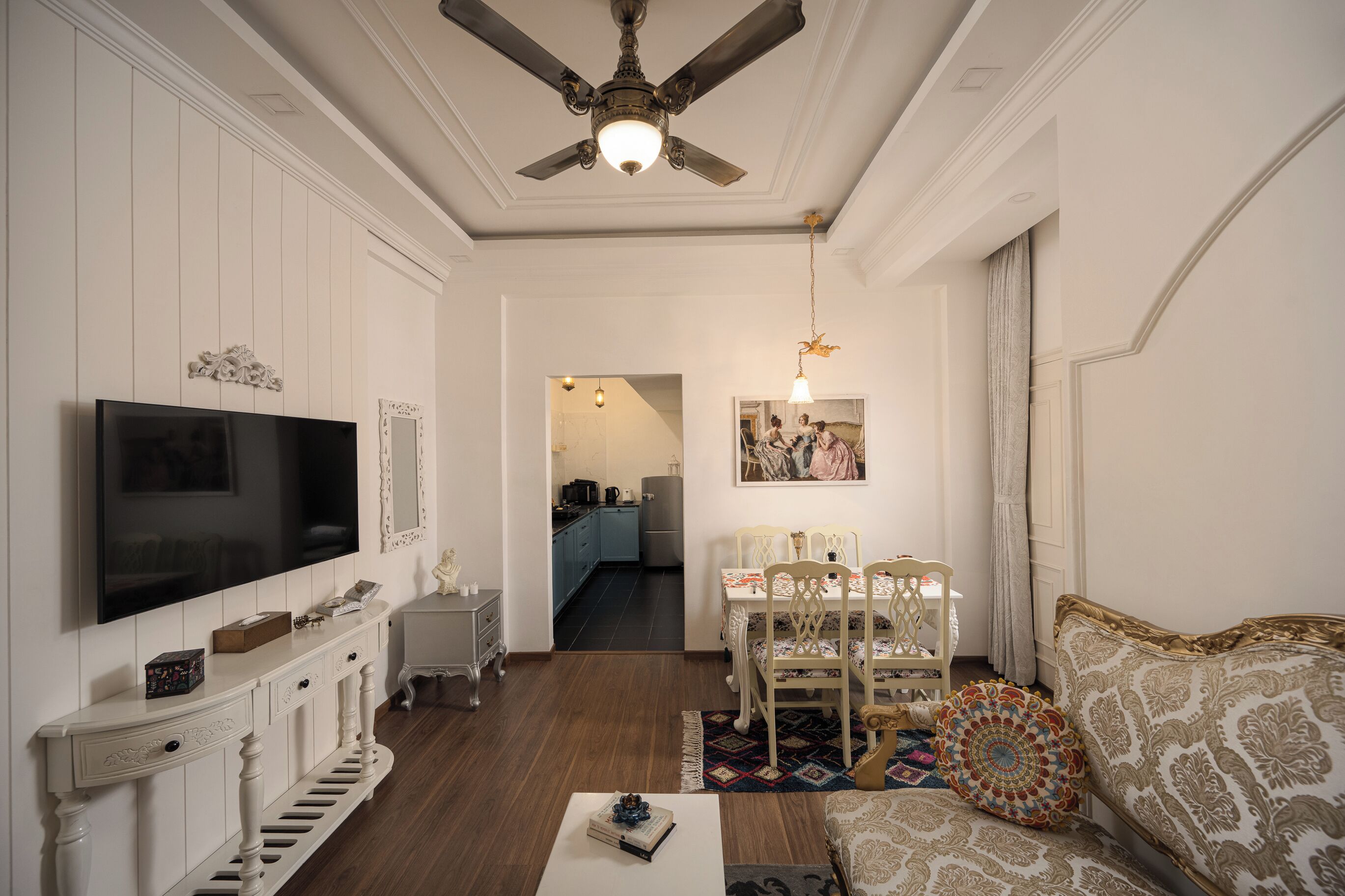 Victorian Style APT w/Balc 103 | Living area