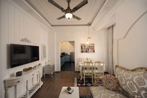 Victorian Style APT w/Balc 103 | Living area - Hoodo Zoe (Bengaluru)