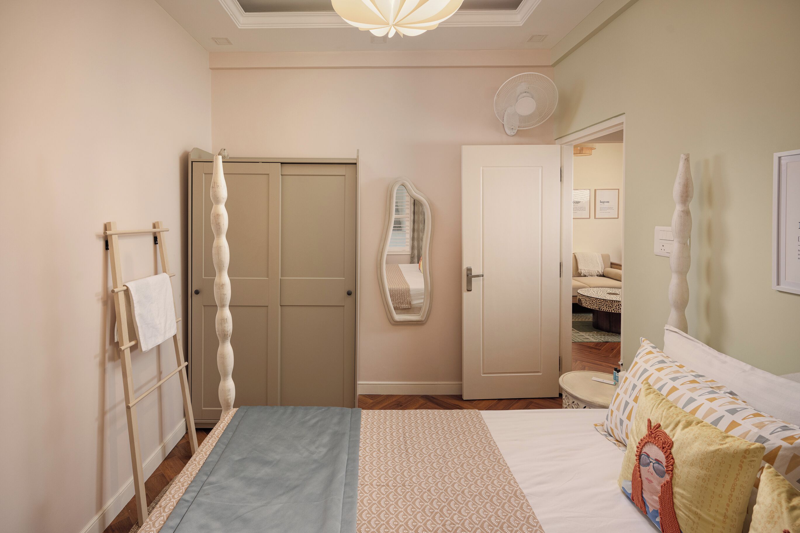 Laptop workspace, iron/ironing board, free WiFi