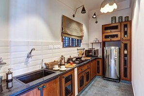 Superior-huoneisto, patio, kaupunkinäköala | Yksityinen keittiö | Täysikokoinen jääkaappi, mikroaaltouuni, liesi