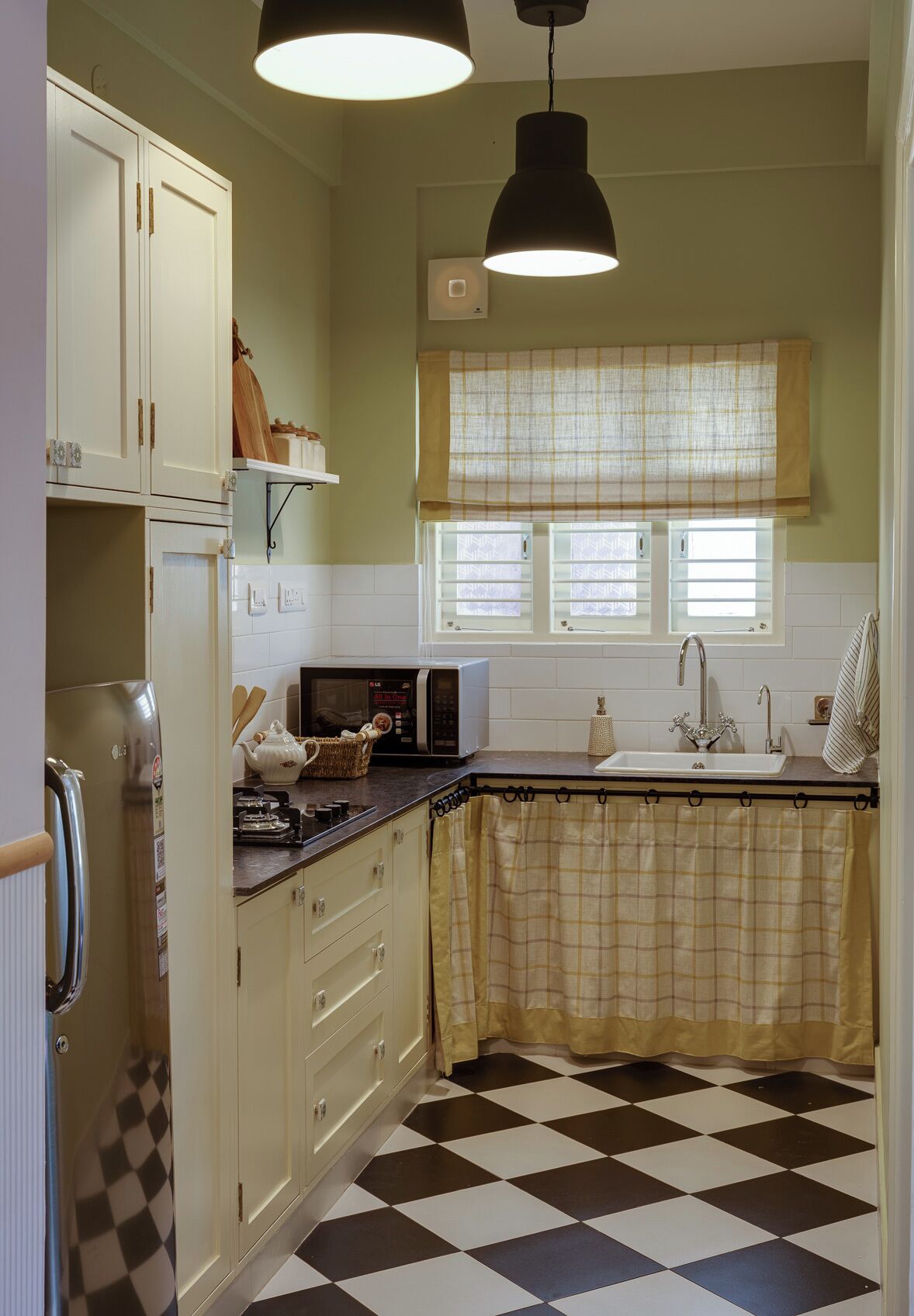 Full-sized fridge, microwave, stovetop, cookware/dishes/utensils