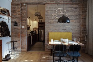 Industrial Style 1BHK APT w/Balc 303 | Dining - Hoodo Zoe (Bengaluru)