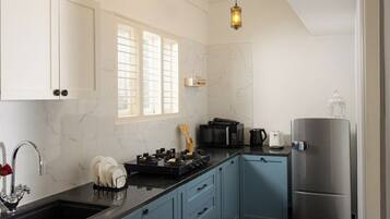 Apartemen Superior, patio, pemandangan kota | Dapur pribadi | Lemari es besar, microwave, kompor, dan peralatan masak/sendok-piring