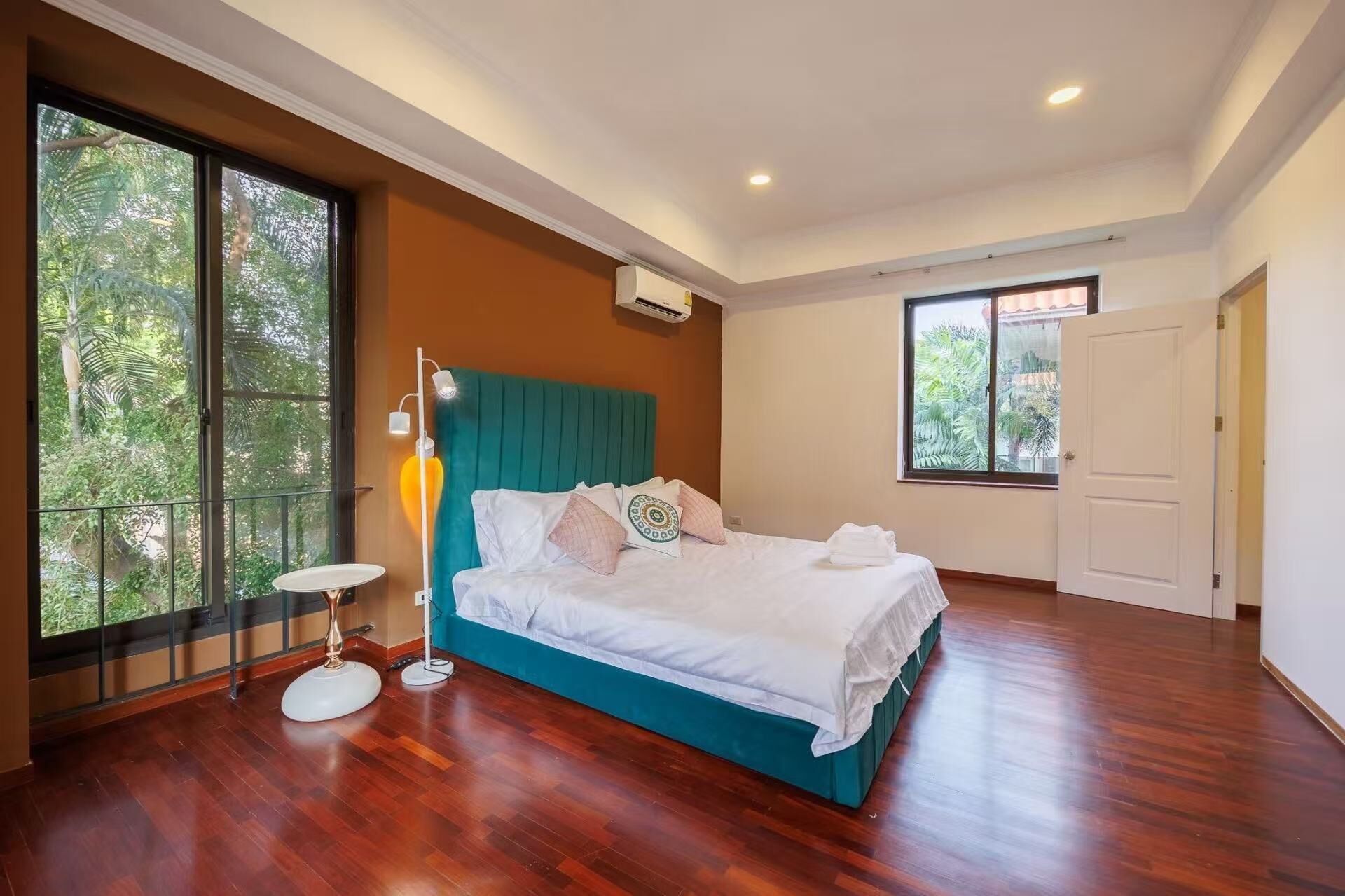 7 bedrooms, iron/ironing board, free WiFi