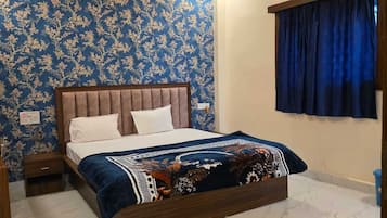 Deluxe Room | Desk, free WiFi