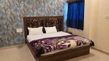 Deluxe Room | Desk, free WiFi