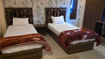 Deluxe Room | Desk, free WiFi