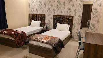 Deluxe Room | Desk, free WiFi