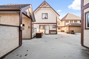 Exterior - Traveler Friendly Canmore Condo Close to Banff (Canmore)