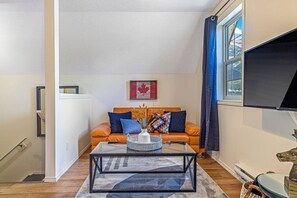 TV - Traveler Friendly Canmore Condo Close to Banff (Canmore)