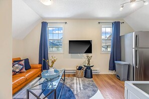 TV - Traveler Friendly Canmore Condo Close to Banff (Canmore)
