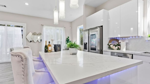 Coffee/tea maker, fridge, microwave, oven - Gated North Houston Retreat near IAH and Downtown (Houston)