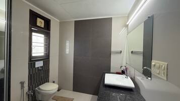 Dusche, Haartrockner, Bidet, Handtücher