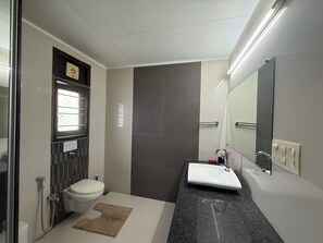 Shower, hair dryer, bidet, towels - First floor of luxurious bunglow with 3AC-bedrooms in Prime location Ahmedabad (Ahmedabad)