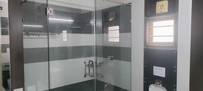 Dusche, Haartrockner, Bidet, Handtücher