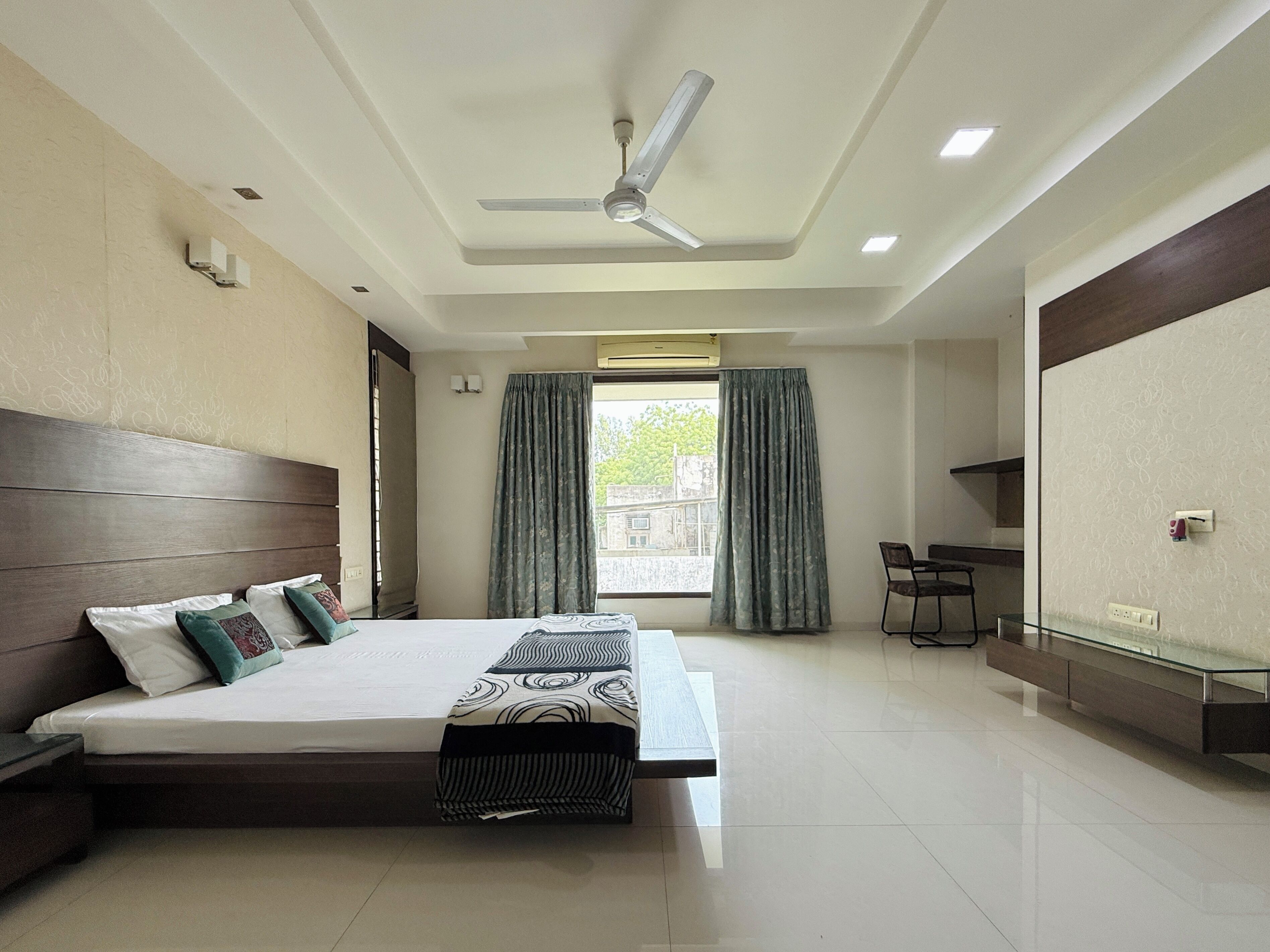 3 bedrooms, desk, iron/ironing board, free WiFi