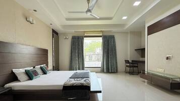3 bedrooms, desk, iron/ironing board, free WiFi