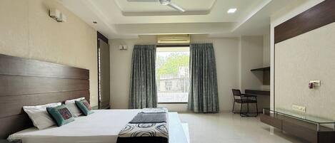 3 bedrooms, desk, iron/ironing board, free WiFi
