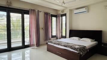 3 bedrooms, desk, iron/ironing board, free WiFi