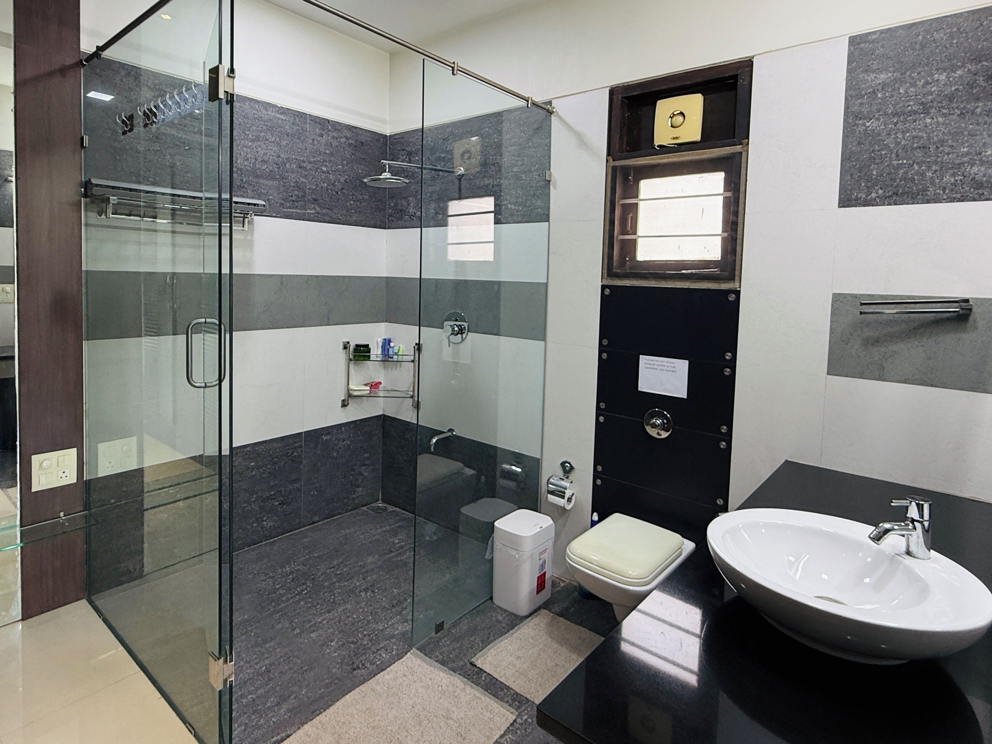 Dusche, Haartrockner, Bidet, Handtücher