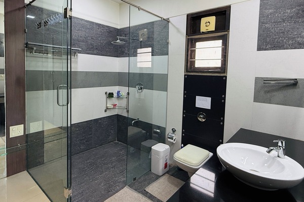 Bathroom 1 with wardrobe