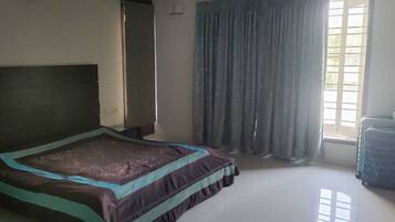 3 habitaciones, tabla de planchar con plancha, wifi y ropa de cama